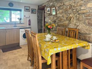 a kitchen and dining room with a table and chairs at Mum's Cottage - Uk52136 in Henwood