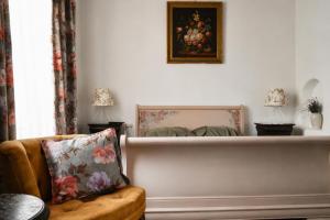 a living room with a couch and a painting on the wall at Casa Huber in Cîrţa