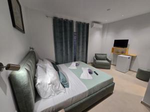 a living room with a couch and a chair at Vila Sokrati in Mursi