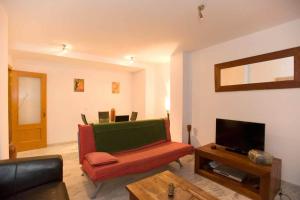 sala de estar con sofá y TV en Apartamento Mar Menor II, en Tarifa