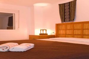 タリファにあるApartamento Mar Menor IIのベッドルーム1室(ベッド1台、タオル2枚付)