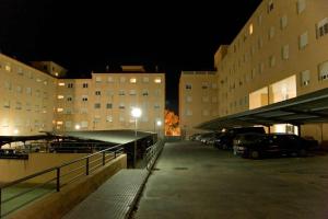 un aparcamiento con coches estacionados frente a los edificios en Apartamento Mar Menor II, en Tarifa