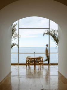ein Tisch in einem Zimmer mit Meerblick in der Unterkunft Precise Resort Tenerife in Puerto de la Cruz