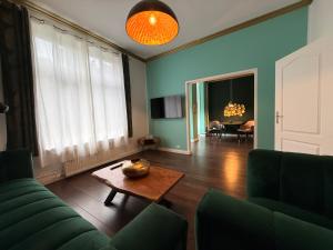 a living room with a couch and a table at STADtPERLE in Itzehoe
