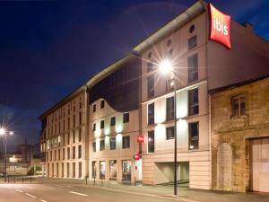 a building with a bus sign on the side of it at ibis Bordeaux Centre - Gare Saint-Jean in Bordeaux