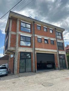 ein Backsteingebäude mit einer Garage mit einer Autogarage in der Unterkunft Vila Arcadia in Berane