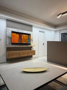 ein Wohnzimmer mit einem Flachbildfernseher an der Wand in der Unterkunft Vila Arcadia in Berane