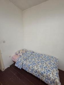 a small bedroom with a bed with flowers on it at Maki 4 in Radanovići