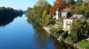 a view of a river with houses and trees at logement tranquille avec jardin in Saint-Germain-et-Mons