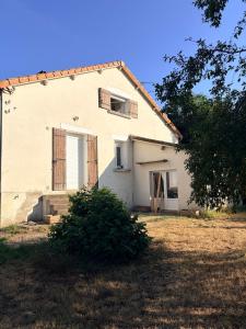 a white house with a door and a yard at logement tranquille avec jardin in Saint-Germain-et-Mons +2 photos