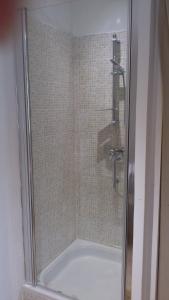 a bathroom with a shower with a tub at lov nid in Apt