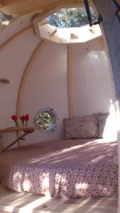 a bedroom with a bed in a room with a window at lov nid in Apt