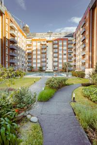 a walkway in front of a large apartment building at Elegante estudio in Buenos Aires