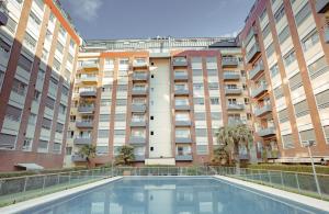 an empty swimming pool in front of an apartment building at Elegante estudio in Buenos Aires