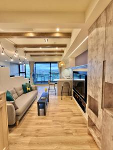 a living room with a couch and a fireplace at 宜蘭頭城A Happy 享私人溫泉及大陽台 全景無邊際泳池 代辦騎馬 賞鯨 遊艇 私廚小吃等遊程 in Toucheng