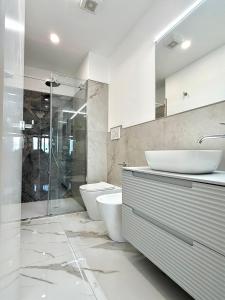 ein Badezimmer mit Waschbecken, Toilette und Dusche in der Unterkunft PoliHome in Monserrato + 63 Fotos