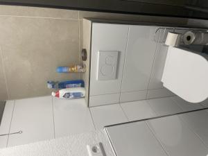 a corner of a bathroom with a sink and tooth brushes at Maisonette am Burg in Möckmühl