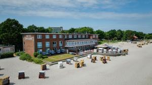 Luftaufnahme eines Gebäudes mit Menschen, die draußen sitzen in der Unterkunft Hotel Seelust in Eckernförde