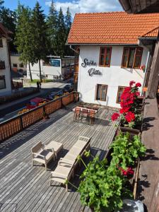 an overhead view of a building with benches and flowers at VILA SZOKE SOVATA in Sovata