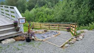 a garden with a pond next to a fence at Leilighet på Bekkeli, Beito. in Beitostøl
