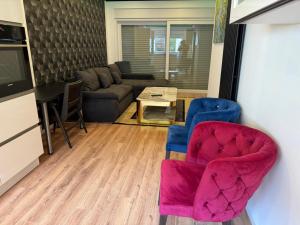 a living room with a couch and chairs and a table at Casa del Mondo 1 in Sankt Aldegund