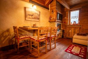 a dining room with a table and chairs in a cabin at Casa Lotre in Pragelato