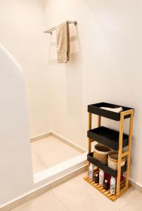 ein Badezimmer mit Spiegel und Regal in der Unterkunft Villa Benjamin in Mílatos