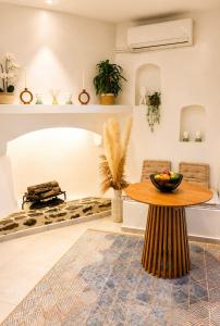 ein Wohnzimmer mit einem Tisch und einem Sofa in der Unterkunft Villa Benjamin in Mílatos