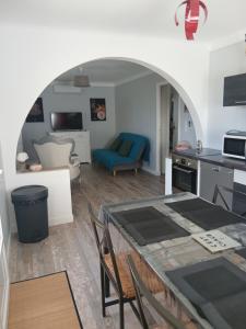 a kitchen and living room with an archway at Chez lydie et jeff in Laudun
