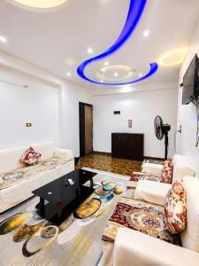 a living room with couches and a blue ceiling at شقة مميزة بجوار كورنيش النيل اسوان - عائلات فقط in Aswan