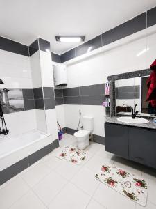 a bathroom with a sink and a toilet and a bath tub at شقة مميزة بجوار كورنيش النيل اسوان - عائلات فقط in Aswan +21 photos