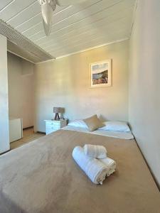 ein Schlafzimmer mit einem großen Bett und einem Kissen auf dem Boden in der Unterkunft Nova Aldeia Buzios in Búzios