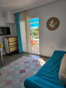 ein Schlafzimmer mit Bett und Tür zu einer Terrasse in der Unterkunft Elfida Apart in Datca