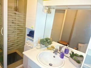 a bathroom with a sink and a mirror at Tomorrowland in Rumst