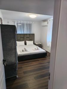 a bedroom with a bed in a room at Apartamente 9 Teo in Baile Felix