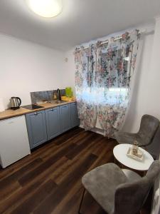 a kitchen with a table and chairs in a room at Apartamente 9 Teo in Baile Felix