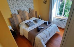a bedroom with a bed with a wooden headboard at Gite au Petit Verger in Masevaux