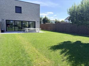 a lawn with a picnic table in the middle of a house at Ten Zilte in Blankenberge