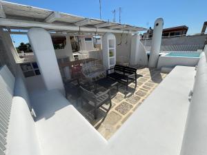 a view of the back yard of a house at Casa Mediterranea al mare, Jacuzzi, Torre Guaceto, Ostuni in Specchiolla