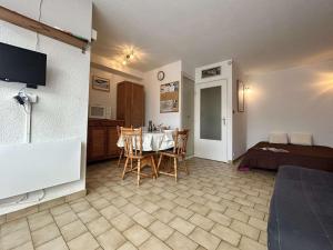 a room with a table and chairs and a kitchen at Studio cosy 2/3 pers au cœur de Briançon, proche centre-ville et télécabine - FR-1-330C-42 in Briançon