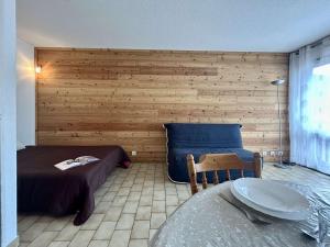 a bedroom with a bed and a table and a chair at Studio cosy 2/3 pers au cœur de Briançon, proche centre-ville et télécabine - FR-1-330C-42 in Briançon