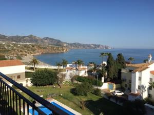 een balkon met uitzicht op de oceaan bij Edificio Acapulco in Nerja