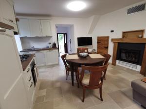 a kitchen and dining room with a table and chairs at B&B Il Merlino in Chiaserna
