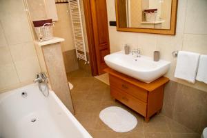 a bathroom with a sink and a bath tub at Apartment da Rosa in San Vito dei Normanni +40 photos