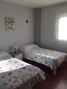 ネルハにあるEdificio Acapulcoのベッドルーム1室(ベッド2台、窓付)