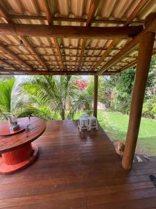 eine Holzterrasse mit einem Tisch und zwei Stühlen in der Unterkunft Jeribucatu in Itacaré