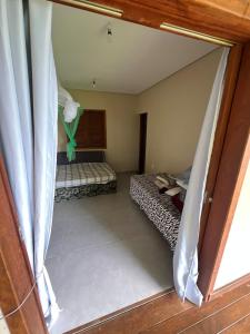 ein Schlafzimmer mit zwei Betten und einem Fenster in der Unterkunft Jeribucatu in Itacaré