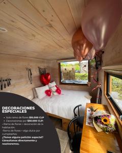 a small room with a bed and a table at Viento Sur Pichilemu Tiny House con Mini Parrilla y opción de Hot Tub in Pichilemu
