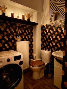 a bathroom with a toilet and a sink at Maison Rosé in Hasselt