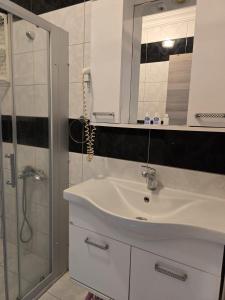ein Badezimmer mit weißem Waschbecken und Dusche in der Unterkunft Elfida Apart in Datca + 49 Fotos